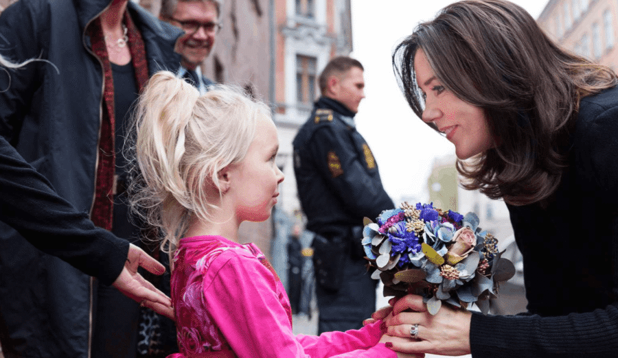 Dronning Mary ude foran Mødrehjælpen med pige